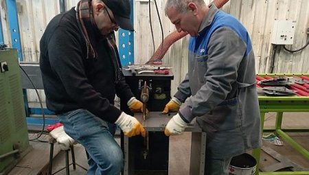 İzmir Vilayet Ulusal Eğitim Müdürlüğünün Mesleksel ve Teknik Lise Öğretmenleri Depremzedelere Çadır İçi Soba Üretiyor