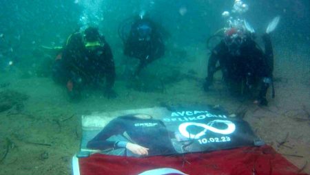 Zelzelede kaybettikleri arkadaşlarını Bayanlar Günü’nde su altına dalarak andılar